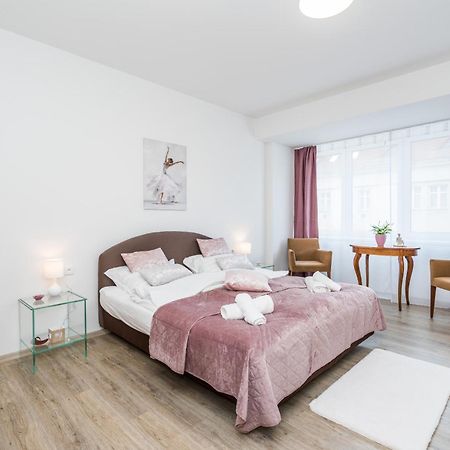 Perla Hradce 302 Apartment Hradec Kralove Bagian luar foto