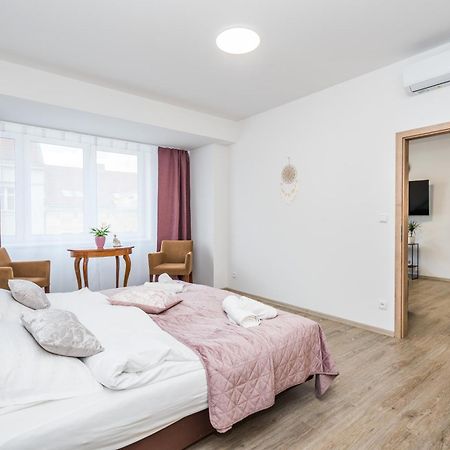 Perla Hradce 302 Apartment Hradec Kralove Bagian luar foto