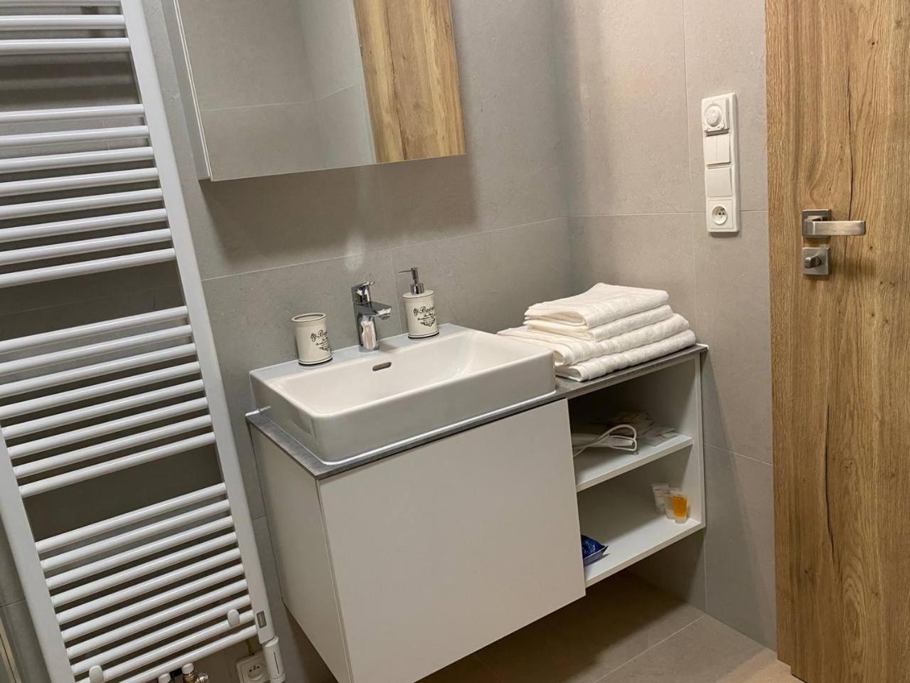 Perla Hradce 302 Apartment Hradec Kralove Bagian luar foto